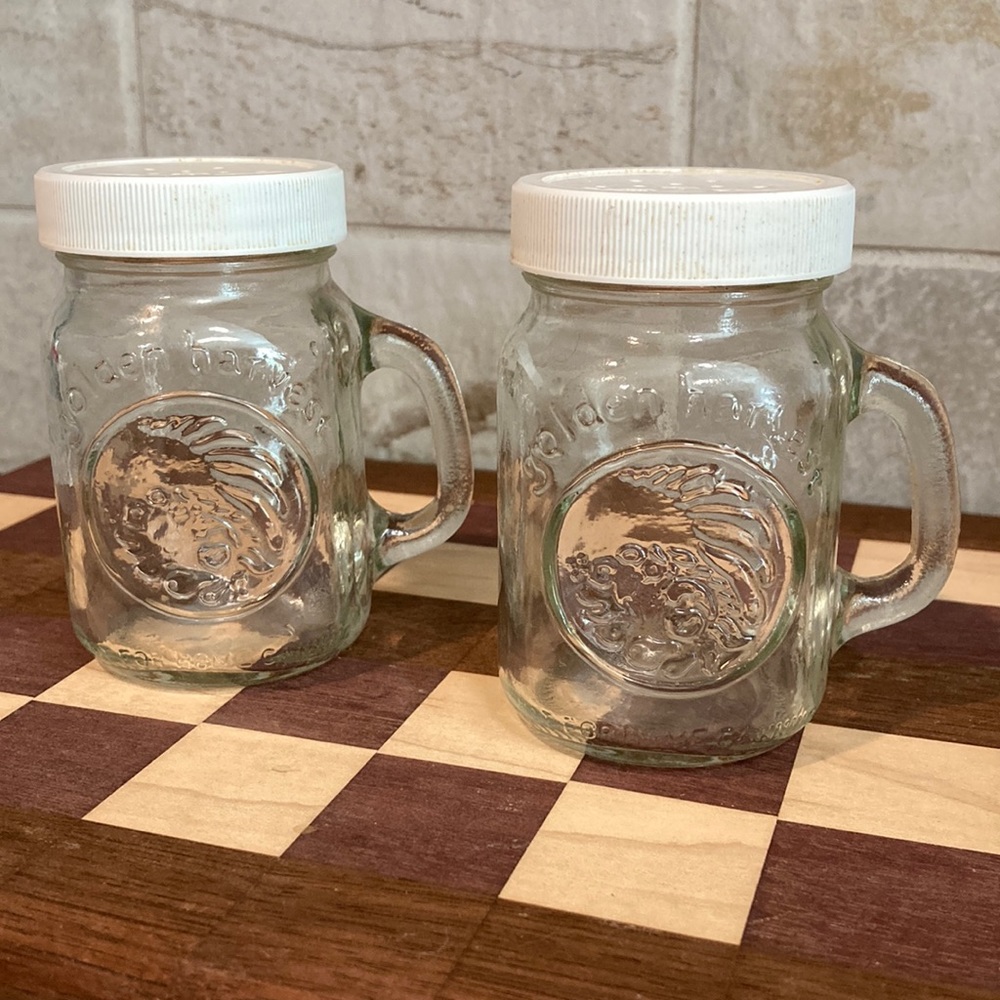Salt and pepper shakers. Mason jar style. Vintage set of two.